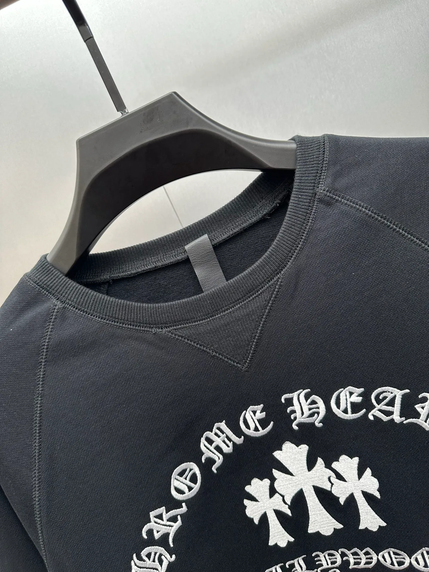 P410 Chrome Hearts cross embroidery sweatshirt, genuine product purchased and developed for 12000, 380g Korean cotton and linen sweatshirt 100% cotton, 380g 2*2 matching high-end fashion brand rib, cloth fermentation wash, imported embroidery, customized 1:1 hardware, customized 1:1 leather label, customized 1:1 trademark, loose version size: S M L XL